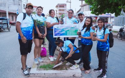 Estudiantes de la UNAAA arborizan Yurimaguas.