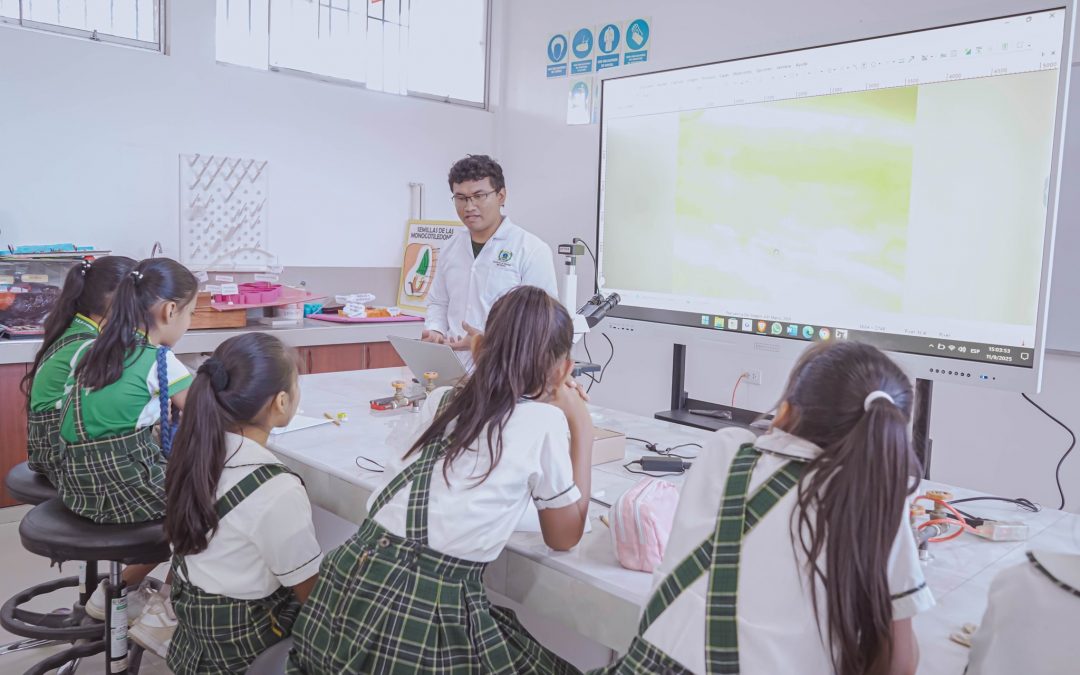 UNAAA capacita a escolares en ciencia e investigación.